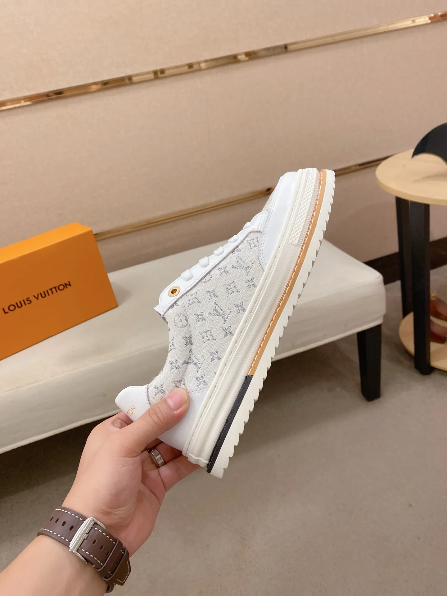 Men's clothing and shoes 400💰Louis Vuitton (Louis Vuitton/LV) top 🔍🔍 new models are on sale at the same time, the upper 🇮🇹 imported first-layer cowhide from Italy, fully imported sheepskin lining 💪💪, completely 1⃣️ to 1 ⃣️Re-engraved🇮🇹💪💪, ⚠Sole: The original sole is specially provided by the original factory, the exclusive movable molded sole is super comfortable, ⚠The original factory follows the order, 🔍🔍high quality, you can enter and exit the counter at will, welcome to compare⚠. Code number:38-44